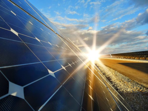 
В ОАЭ построят крупнейшую в регионе солнечную электростанцию