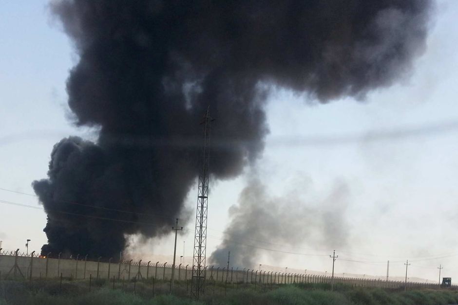 
Крупнейший иракский НПЗ в огне после нападения повстанцев